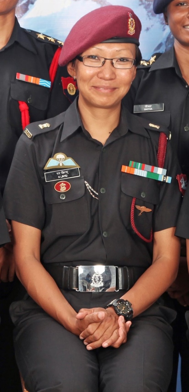 Why does the airborne forces wear maroon beret? What is the