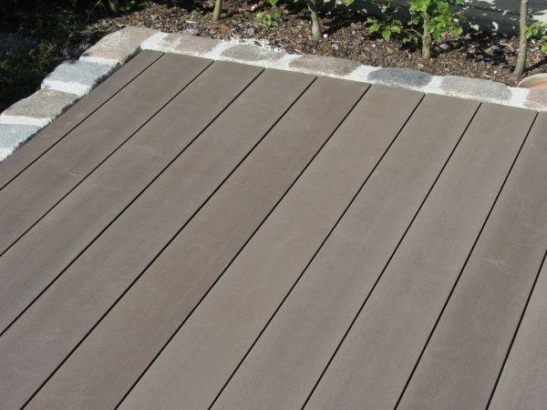 Ein auf der Terrasse verlegter, rauer PVCBoden aus Polyvinylchlorid