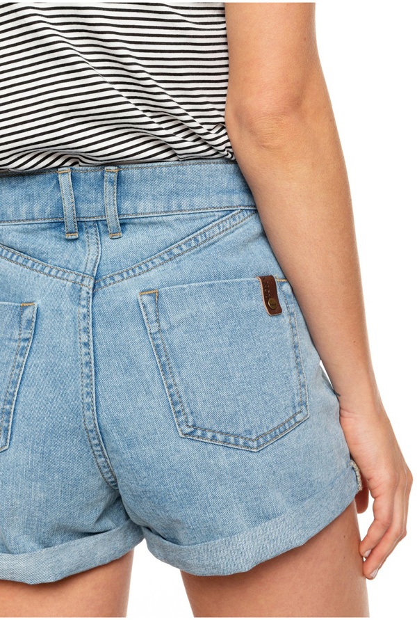 What color shirt goes well with light blue denim shorts? Quora