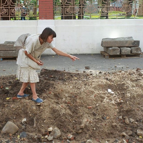 Does a DSLR camera always take shots with blurred backgrounds, or can