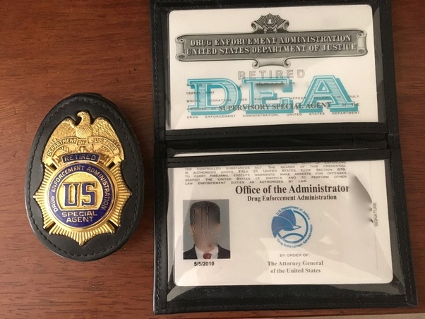 Does a cop get to keep their badge when they retire? Quora