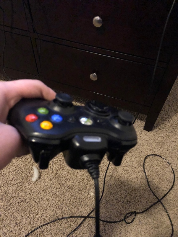 How to charge your Xbox 360 controller using the plug and