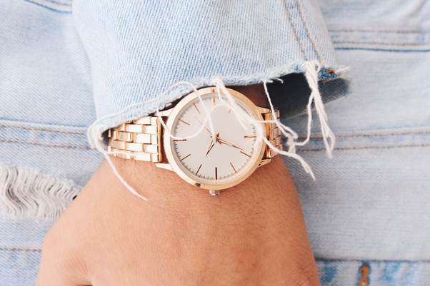 Where should a girl wear a wrist watch; in the right hand or in the