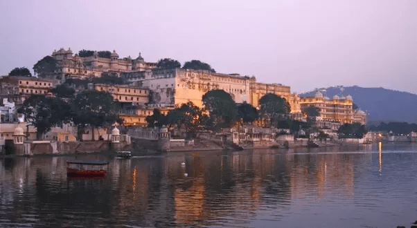 Which is the best tourist place in India to visit in December / January