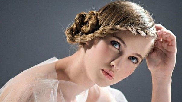 What do you call a hairstyle that has one ponytail in the