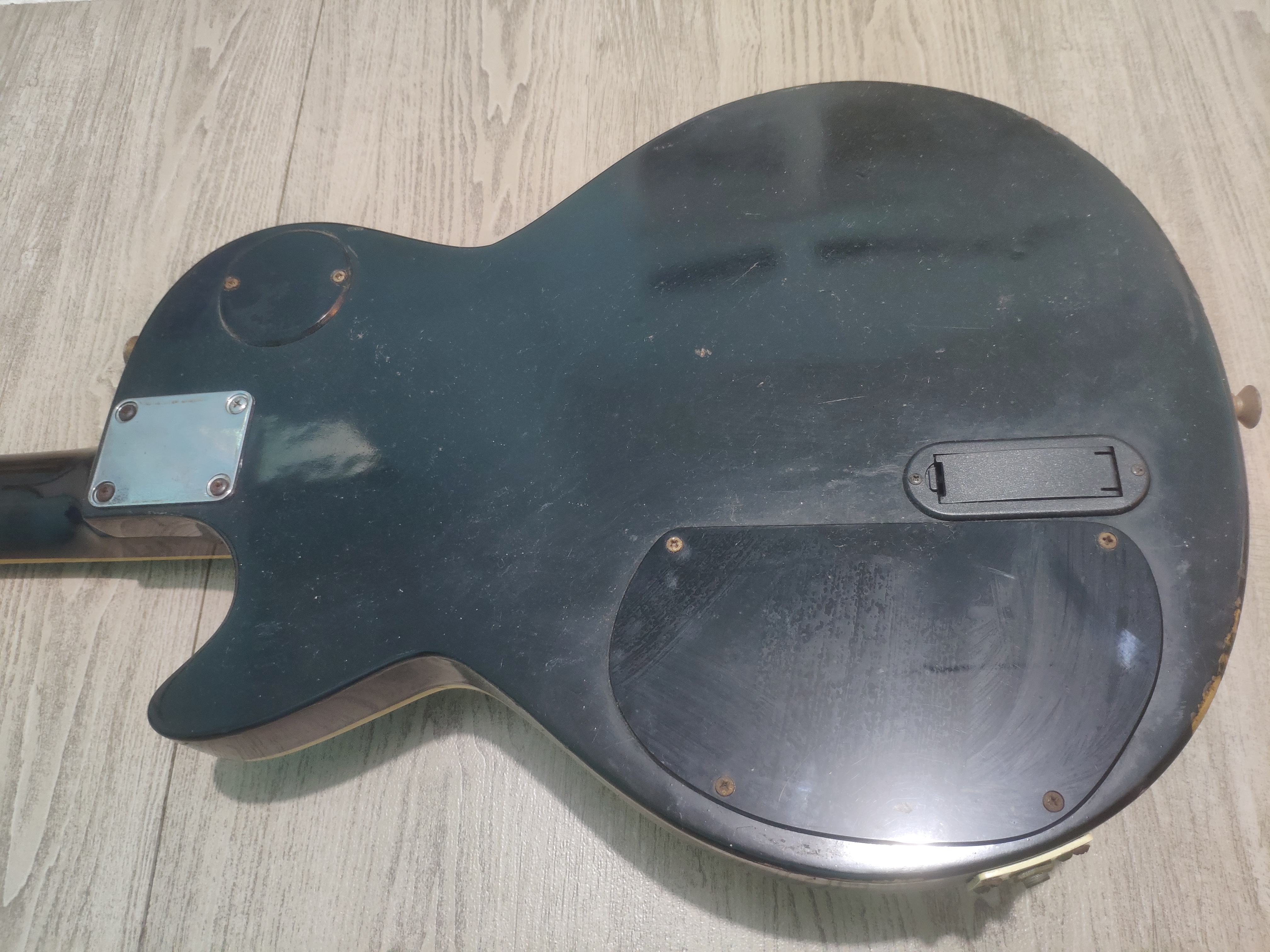 Apakah gitar listrik memakai baterai? Saya ada akustik elektrik yang kalau  mau ke amplinya harus pakai baterai dulu agar bisa nyala di ampli.  Bagaimana dengan gitar listrik? - Quora