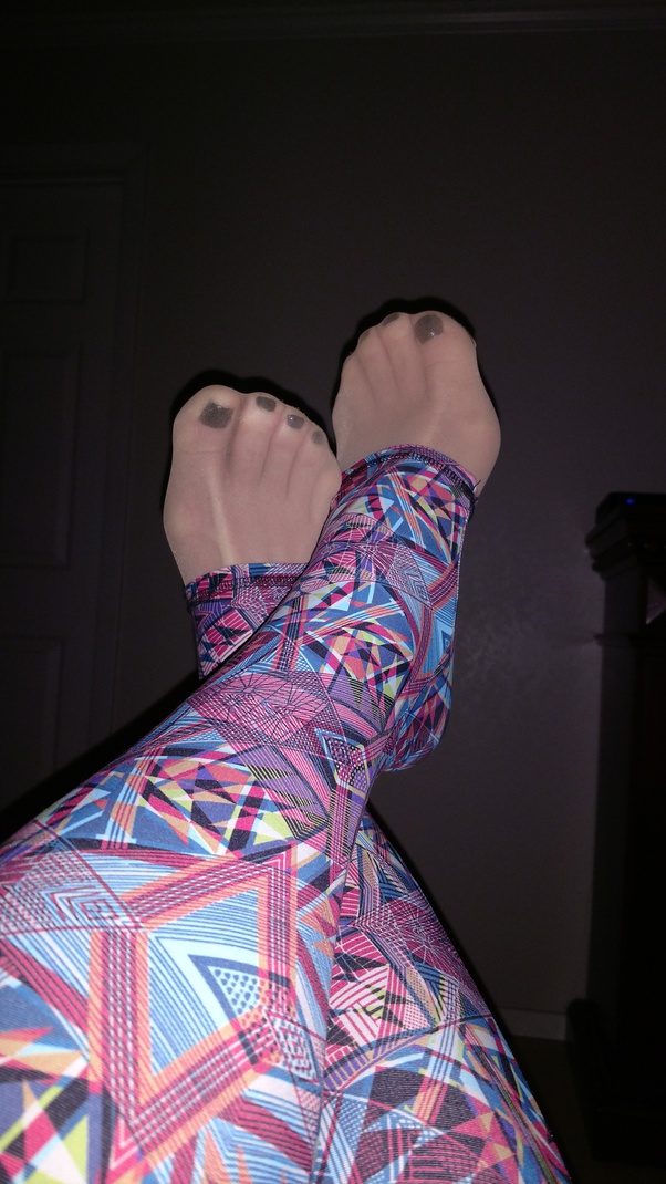 what do you wear under leggings