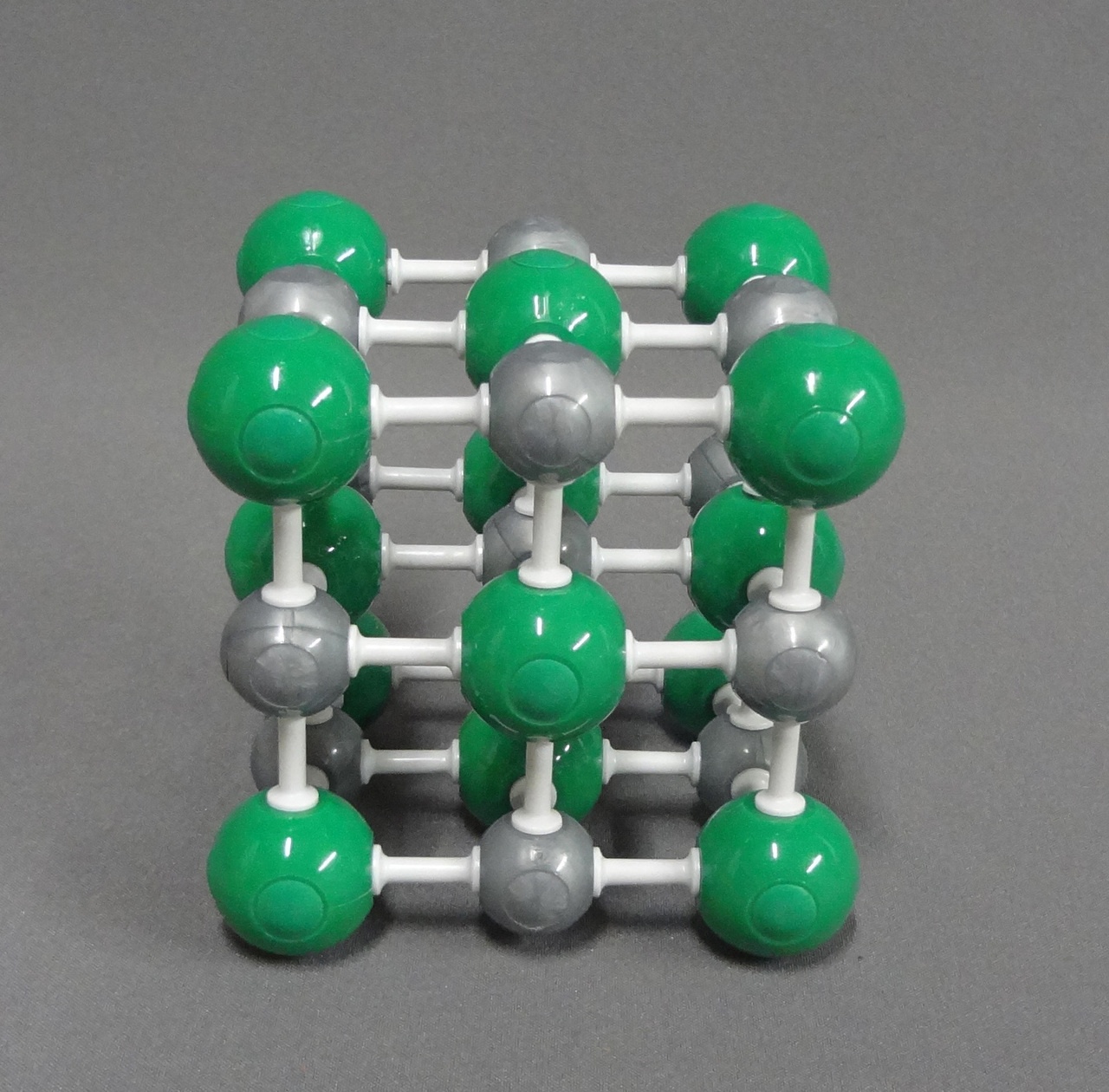 Dalam sains, apa yang dimaksud dengan kristal ketika menjelaskan bahan  seperti garam dan gula? - Quora