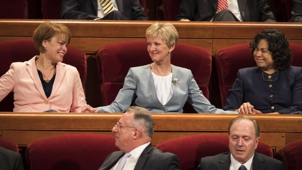 How do Mormon men and women’s roles differ in the Church of Jesus