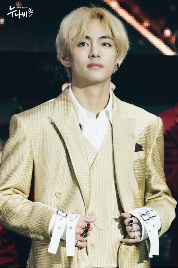 What are some of the best outfits worn by BTS V? Quora