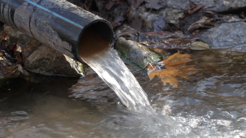 Ketika air mengalir melalui pipa, lapisan mana yang bergerak lebih cepat,  dan mengapa? - Quora