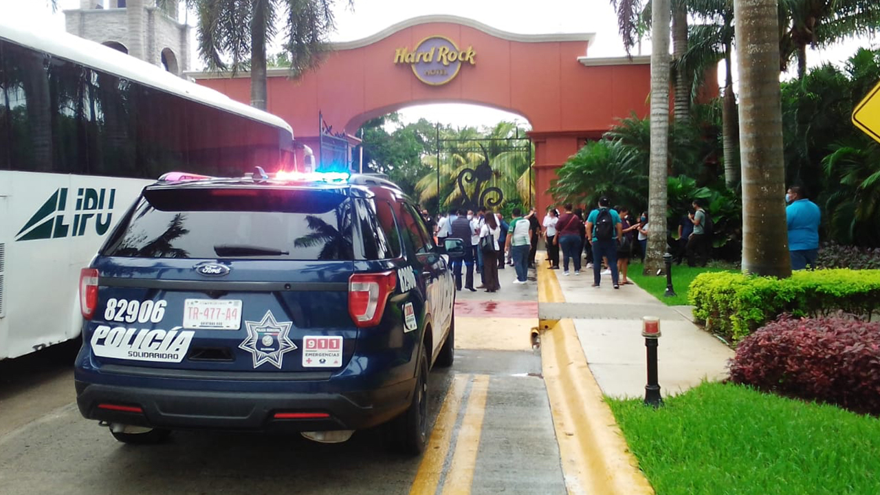 Camaristas del hotel Hard Rock Riviera a la calle casi en la reapertura