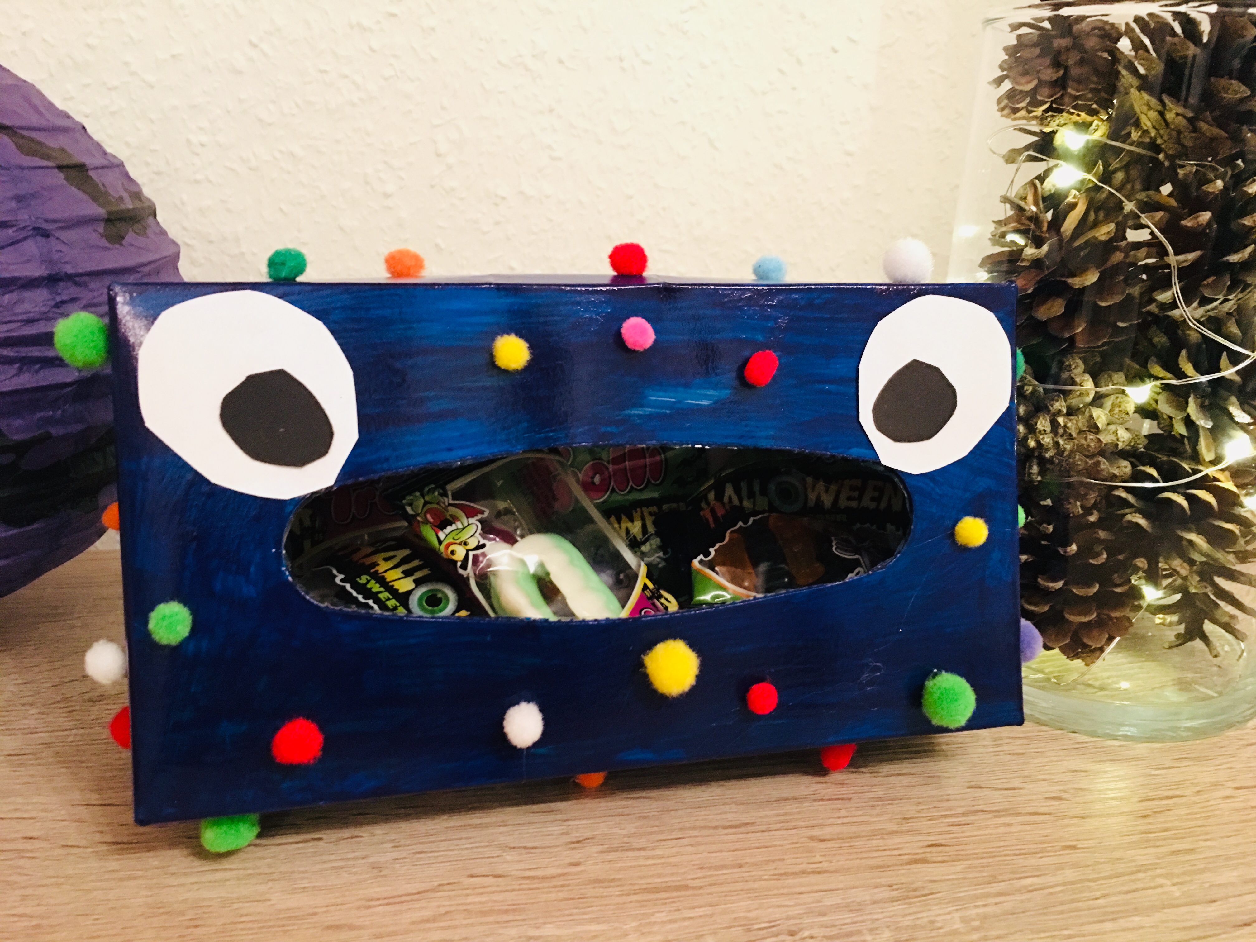Monster aus Taschentuchbox Basteln für Halloween für Kinder Der
