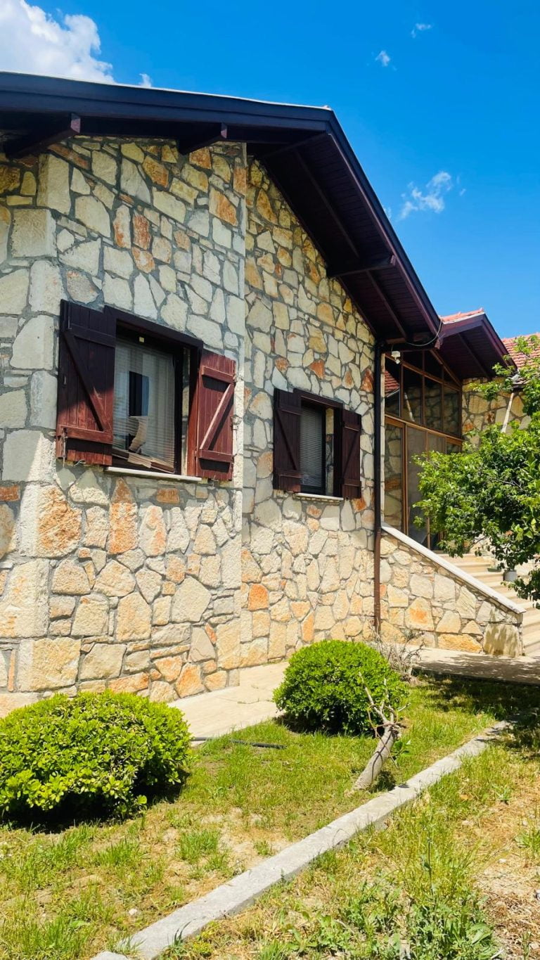 Stunning 3 Bedroom Bungalow in Big Plot of Land For Sale Queen