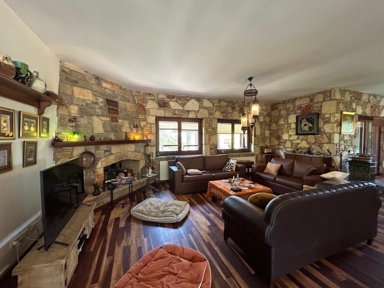 Stunning 3 Bedroom Bungalow in Big Plot of Land For Sale Queen