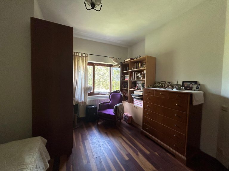 Stunning 3 Bedroom Bungalow in Big Plot of Land For Sale Queen