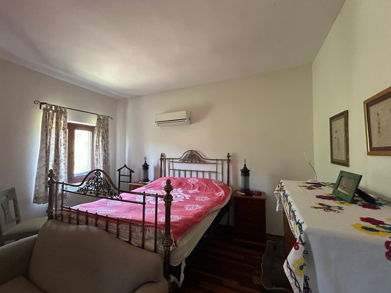 Stunning 3 Bedroom Bungalow in Big Plot of Land For Sale Queen