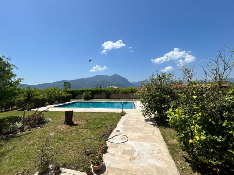 Stunning 3 Bedroom Bungalow in Big Plot of Land For Sale Queen