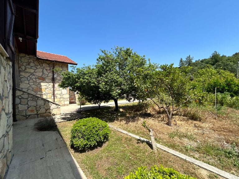 Stunning 3 Bedroom Bungalow in Big Plot of Land For Sale Queen