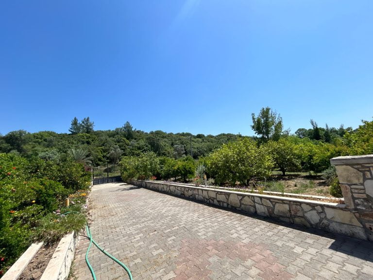 Stunning 3 Bedroom Bungalow in Big Plot of Land For Sale Queen