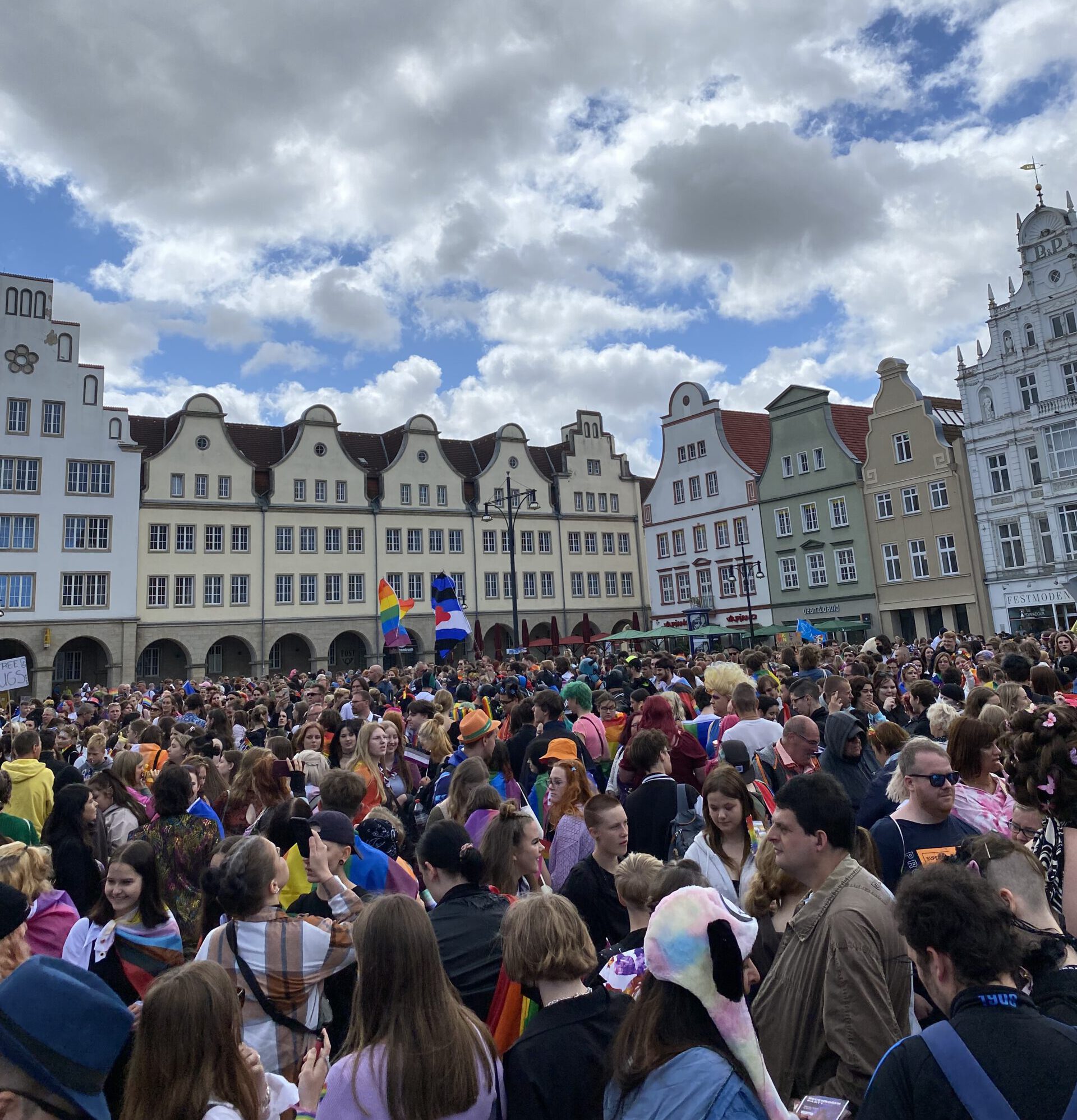 Rostock 10.000 Menschen zeigen Flagge für Vielfalt queerNB e.V.