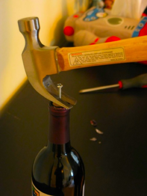 ¿Cómo abrir una botella de vino sin sacacorchos? ¡Qué no