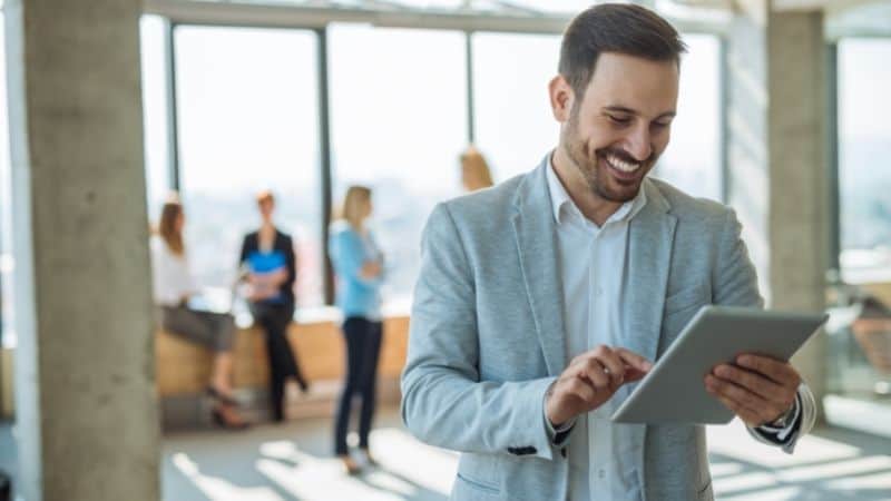 How Much Do Verizon Sales Reps Make In 2022? (Guide)