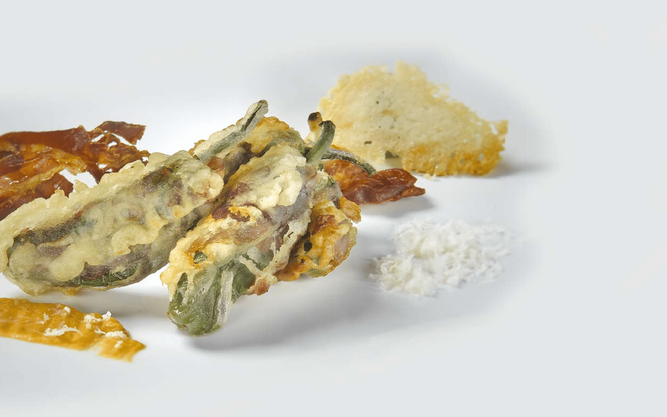 Tempura de pimientos, Queso Roncal y salsa romesco de piquillos Queso