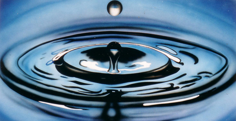 Impact D Une Goutte D Eau Sur Une Flaque Physique De Tous Les Jours