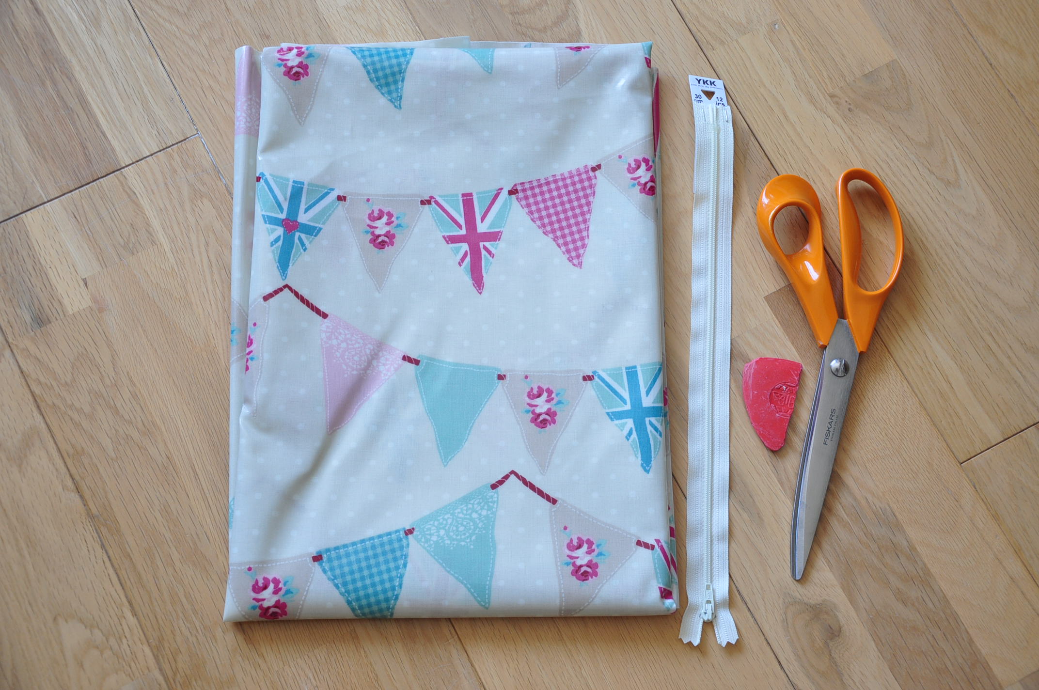 Oilcloth wash bag tutorial for charity Quiltylicious