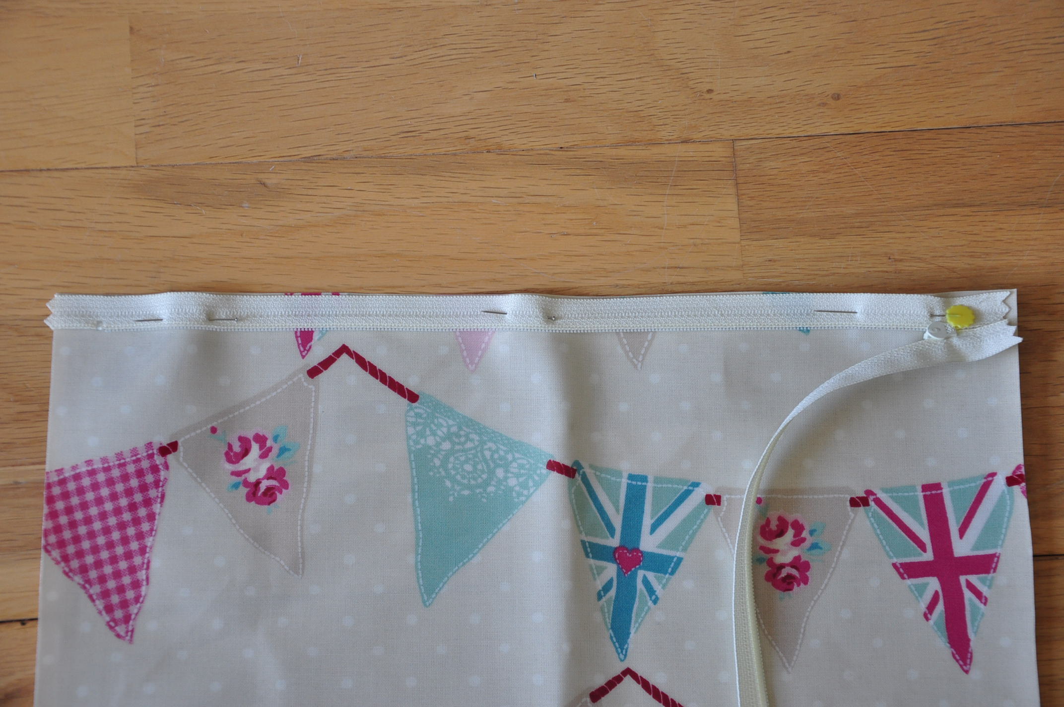 Oilcloth wash bag tutorial for charity Quiltylicious