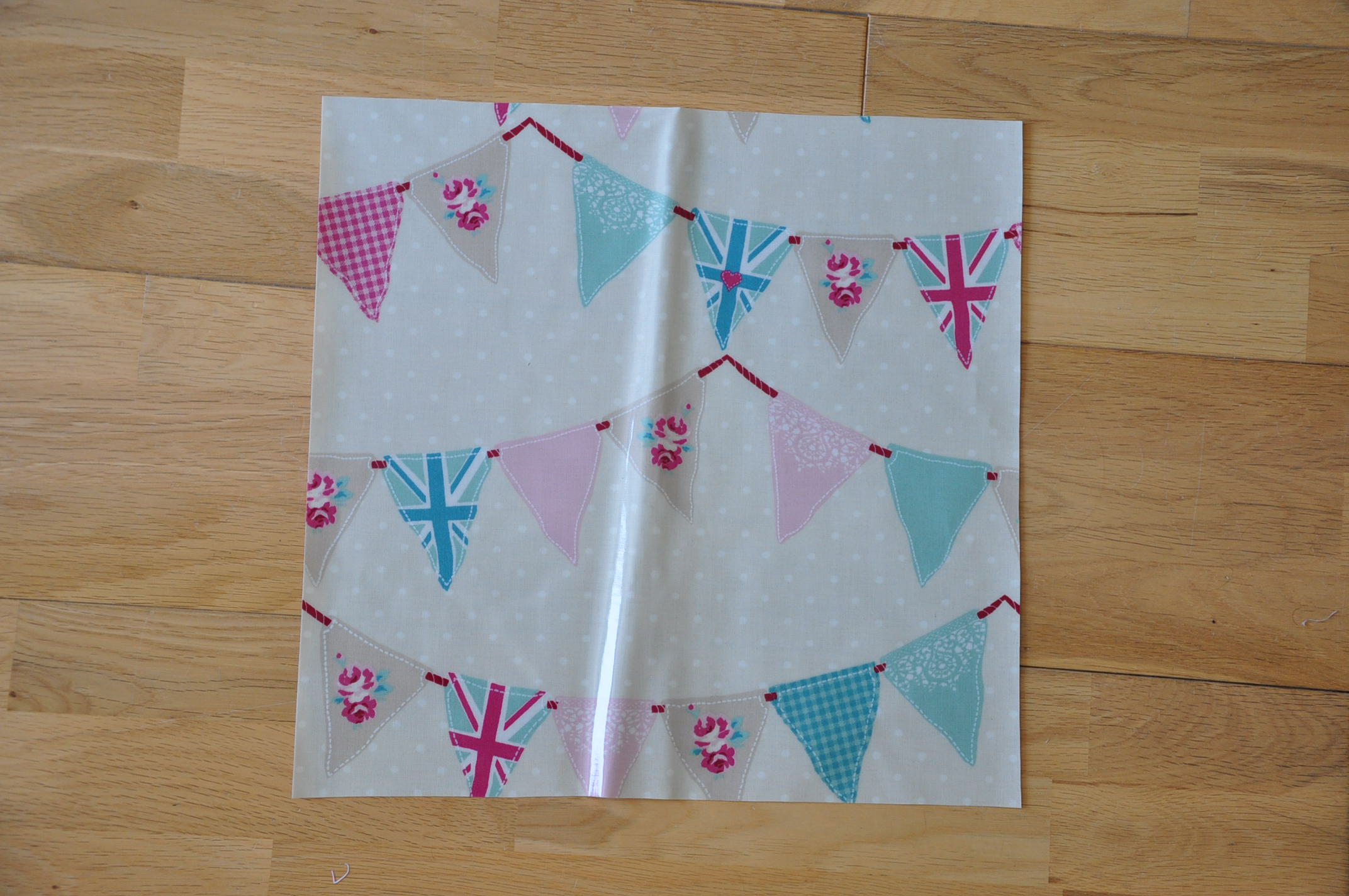 Oilcloth wash bag tutorial for charity Quiltylicious