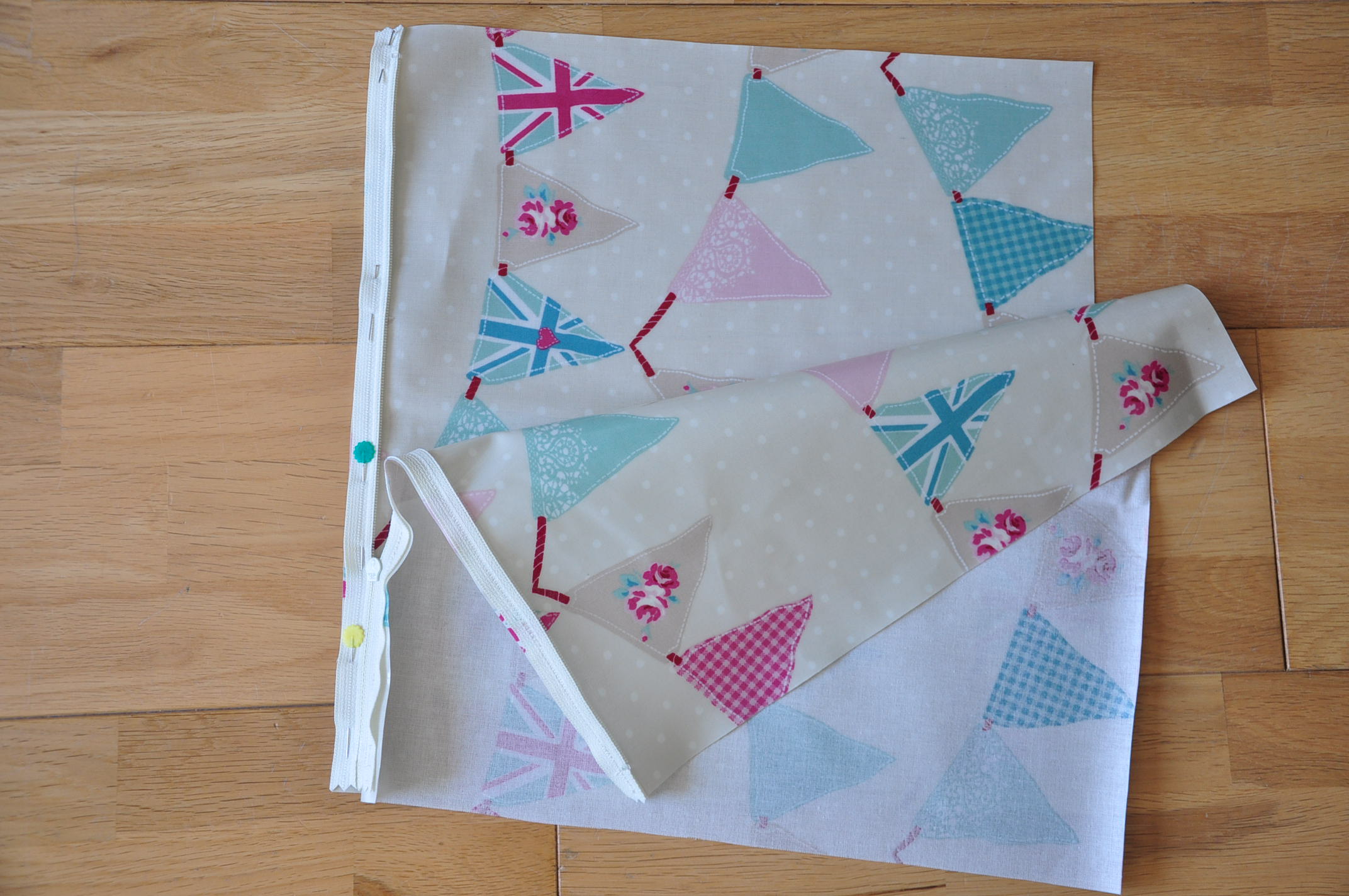 Oilcloth wash bag tutorial for charity Quiltylicious