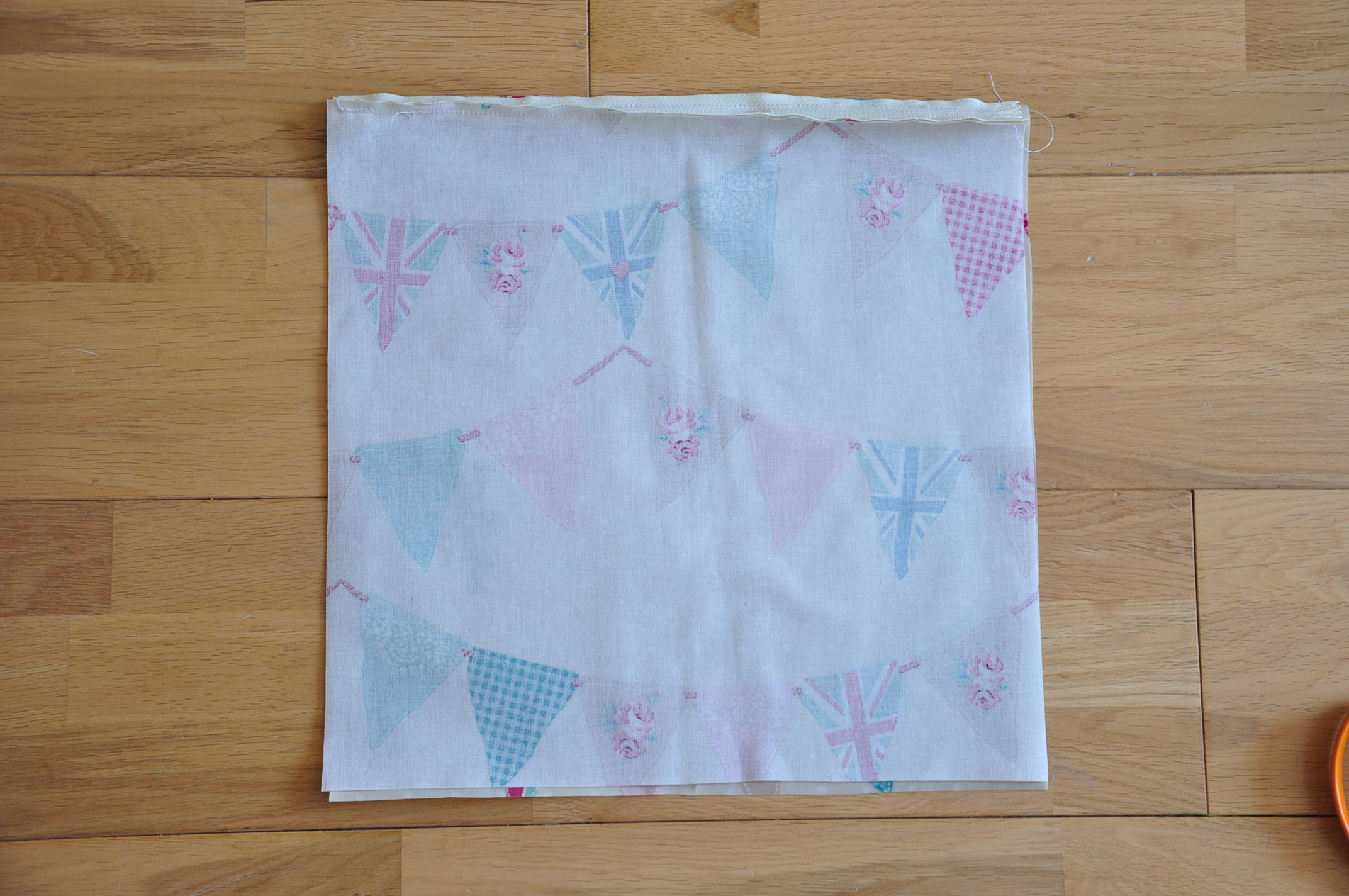Oilcloth wash bag tutorial for charity Quiltylicious
