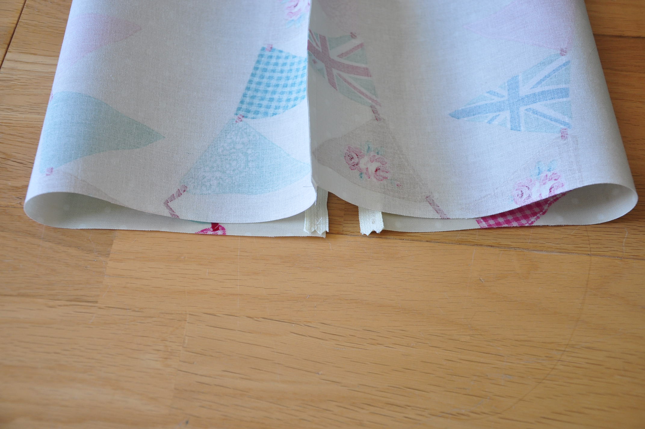 Oilcloth wash bag tutorial for charity Quiltylicious