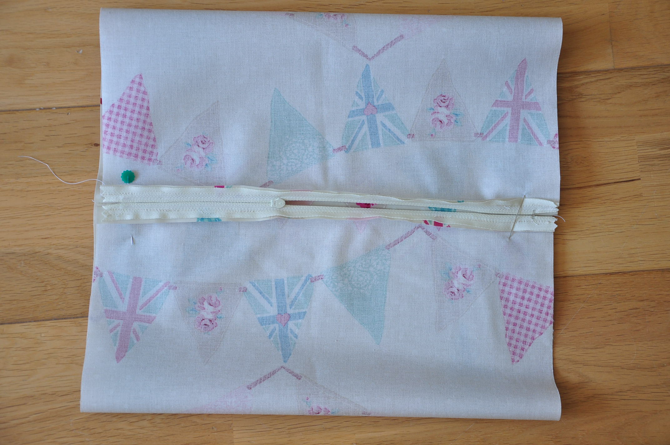 Oilcloth wash bag tutorial for charity Quiltylicious