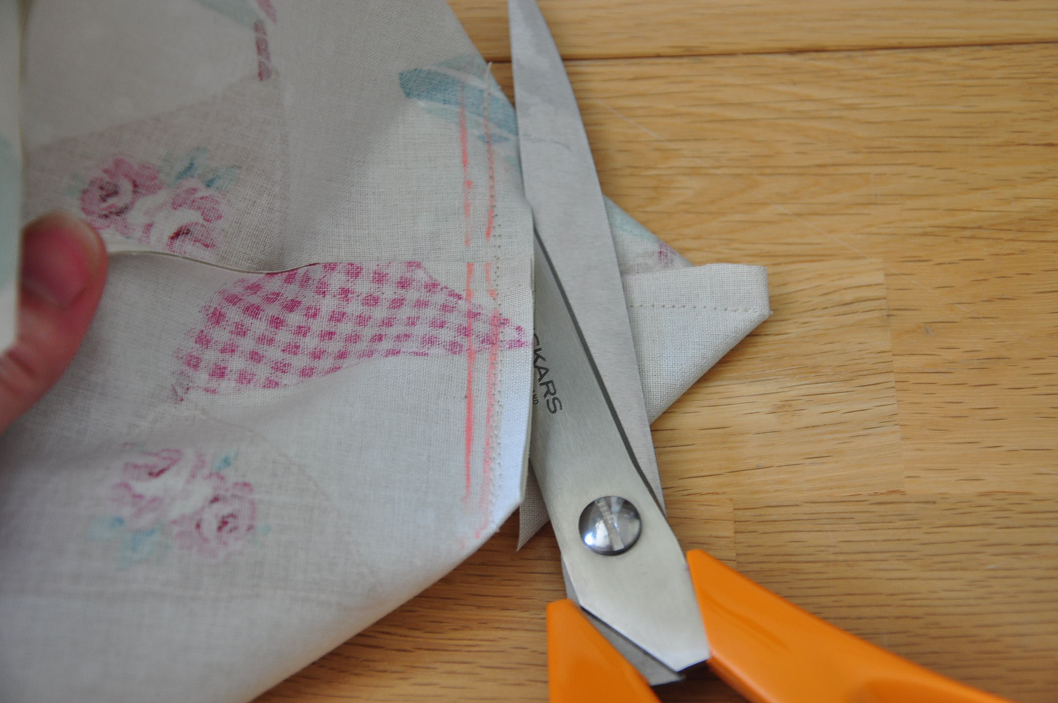 Oilcloth wash bag tutorial for charity Quiltylicious