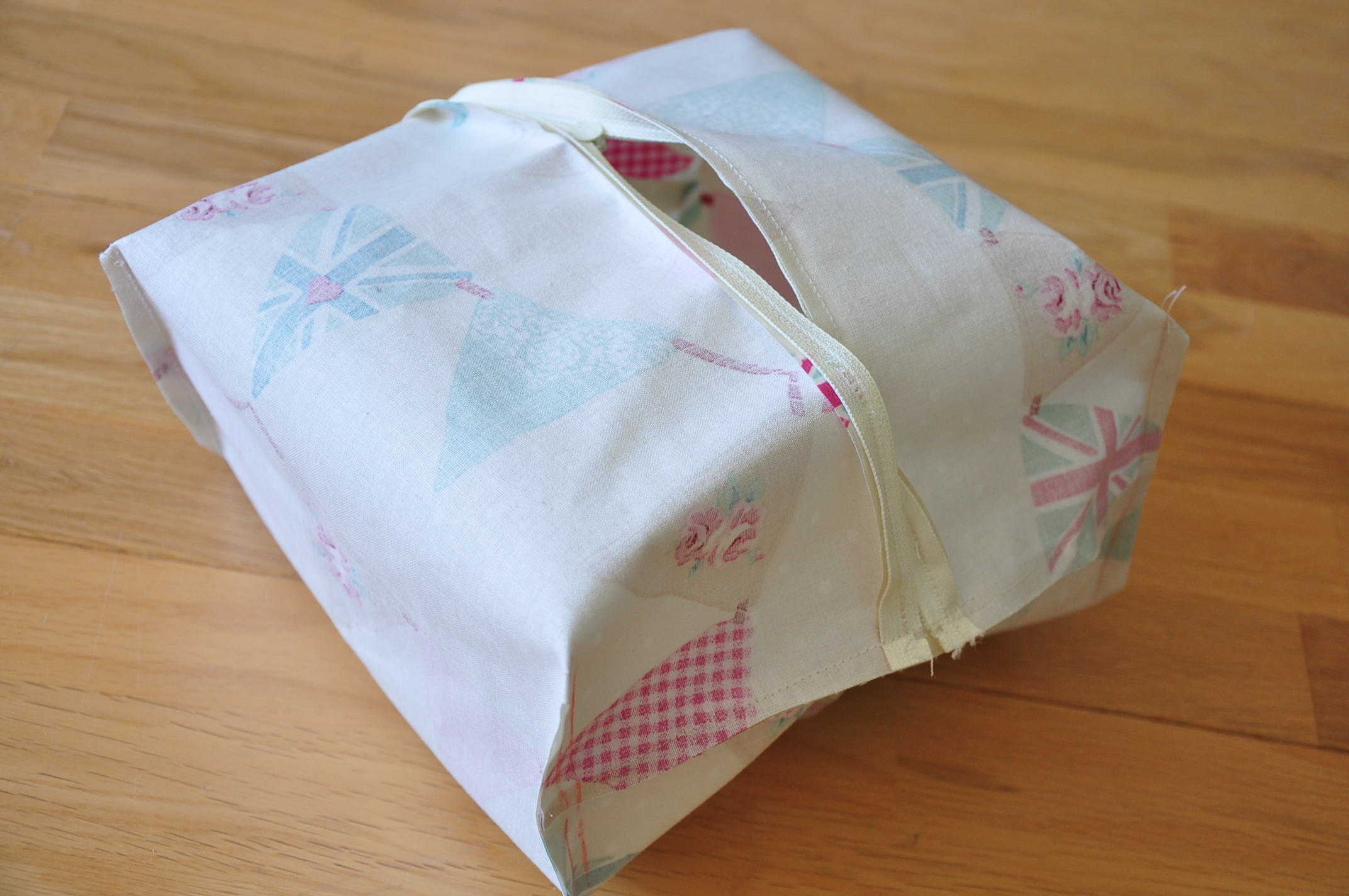 Oilcloth wash bag tutorial for charity Quiltylicious