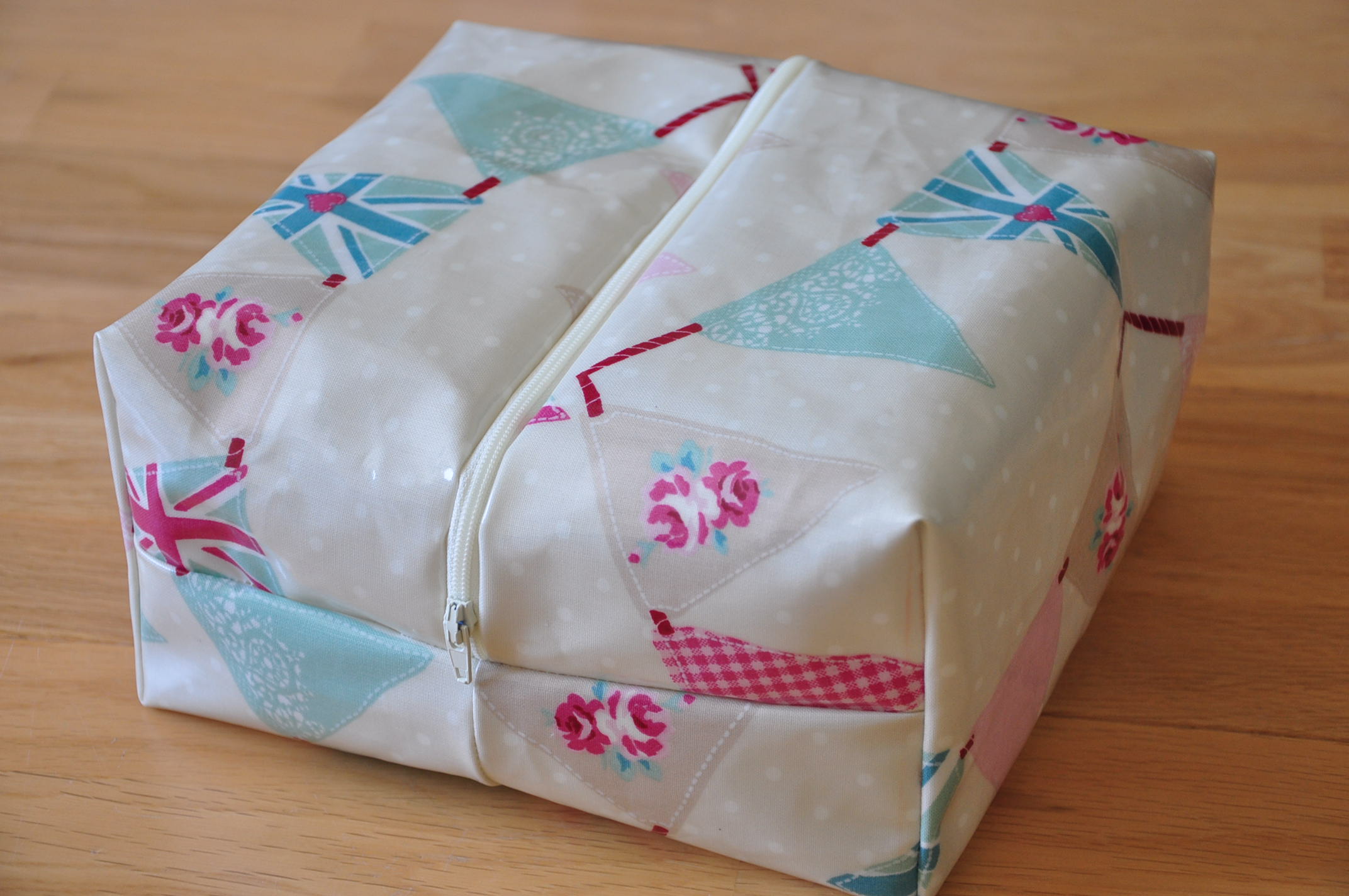 Oilcloth wash bag tutorial for charity Quiltylicious