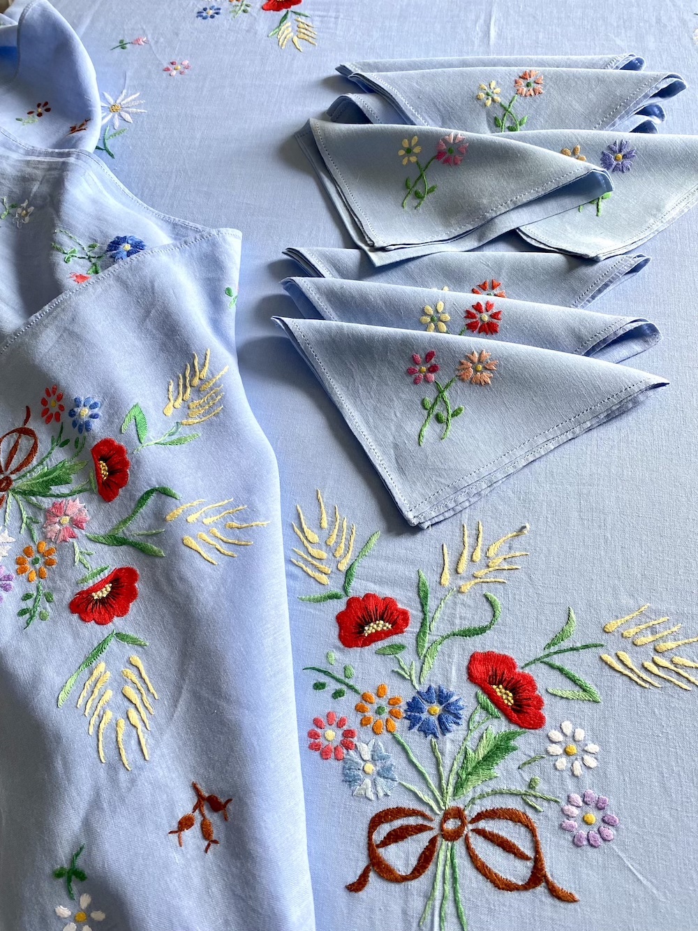 Vintage Italian Tablecloth and Napkins Quintessence