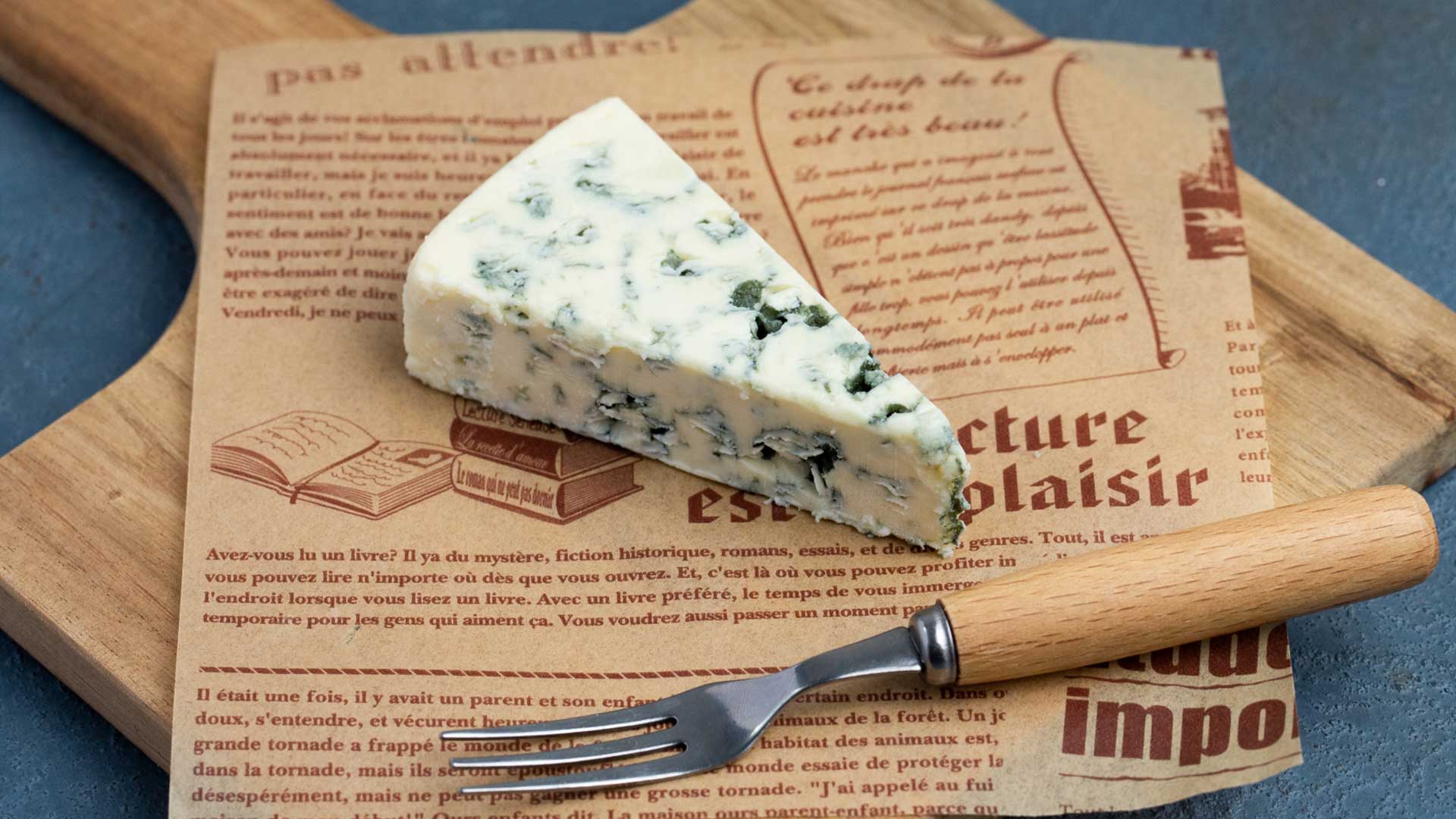 ブルーチーズのカビはなぜ食べても平気なの？【素朴なギモン】