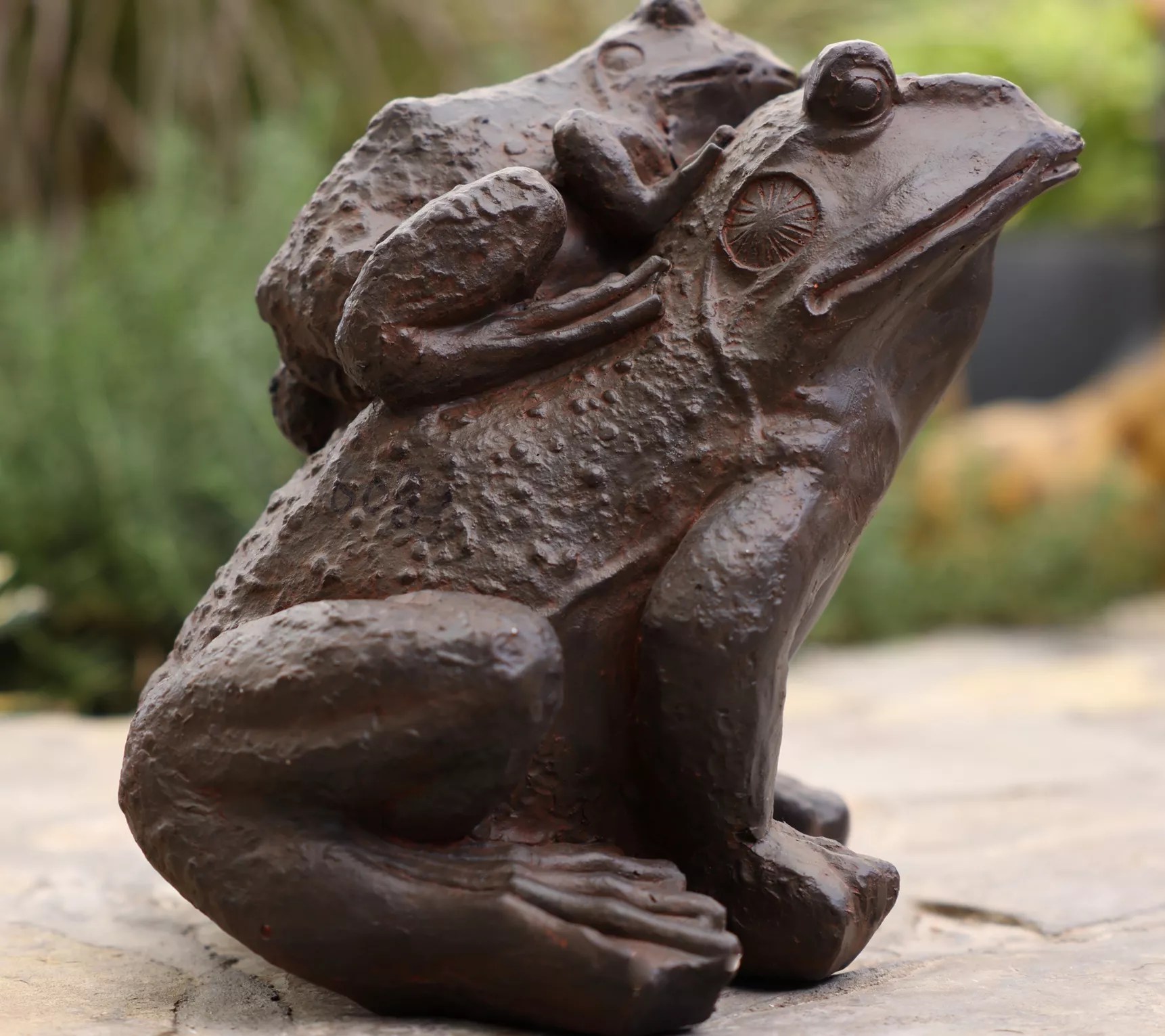 LuxenHome Brown MgO Frog Family Garden Statue