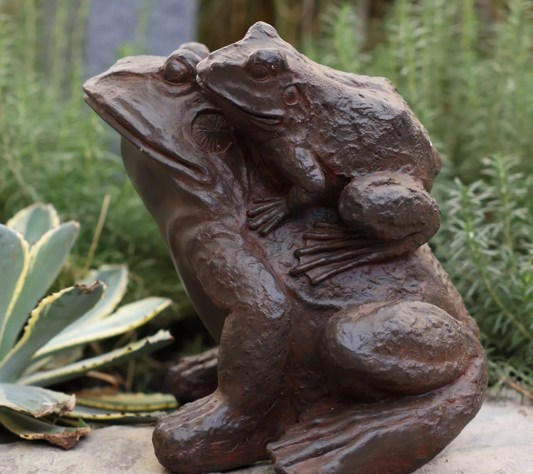 LuxenHome Brown MgO Frog Family Garden Statue