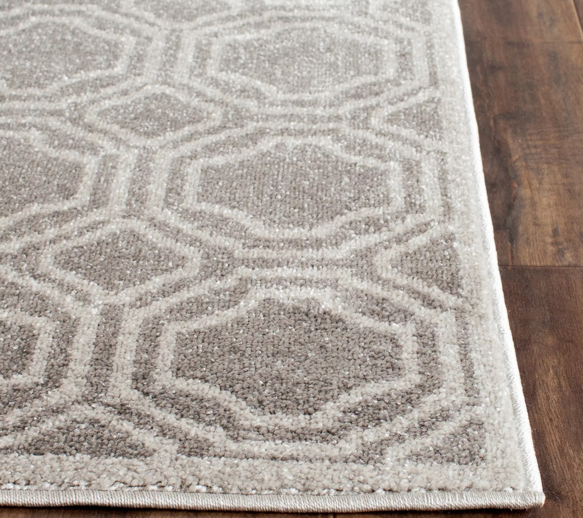 Safavieh Indoor/Outdoor Geometric Tile 5' x 8'Area Rug