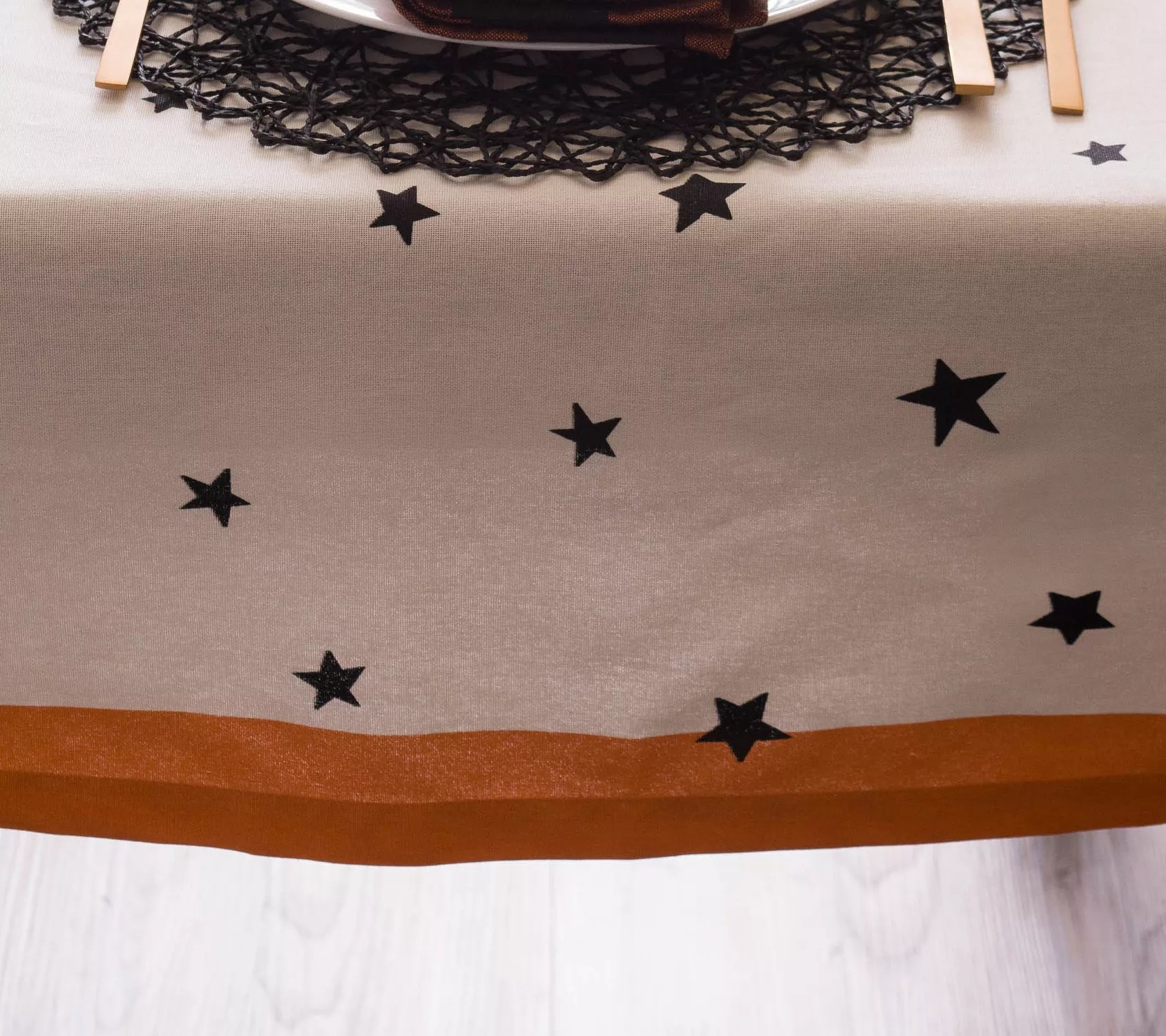 Design Imports Halloween Black Stars Tablecloth70" Round