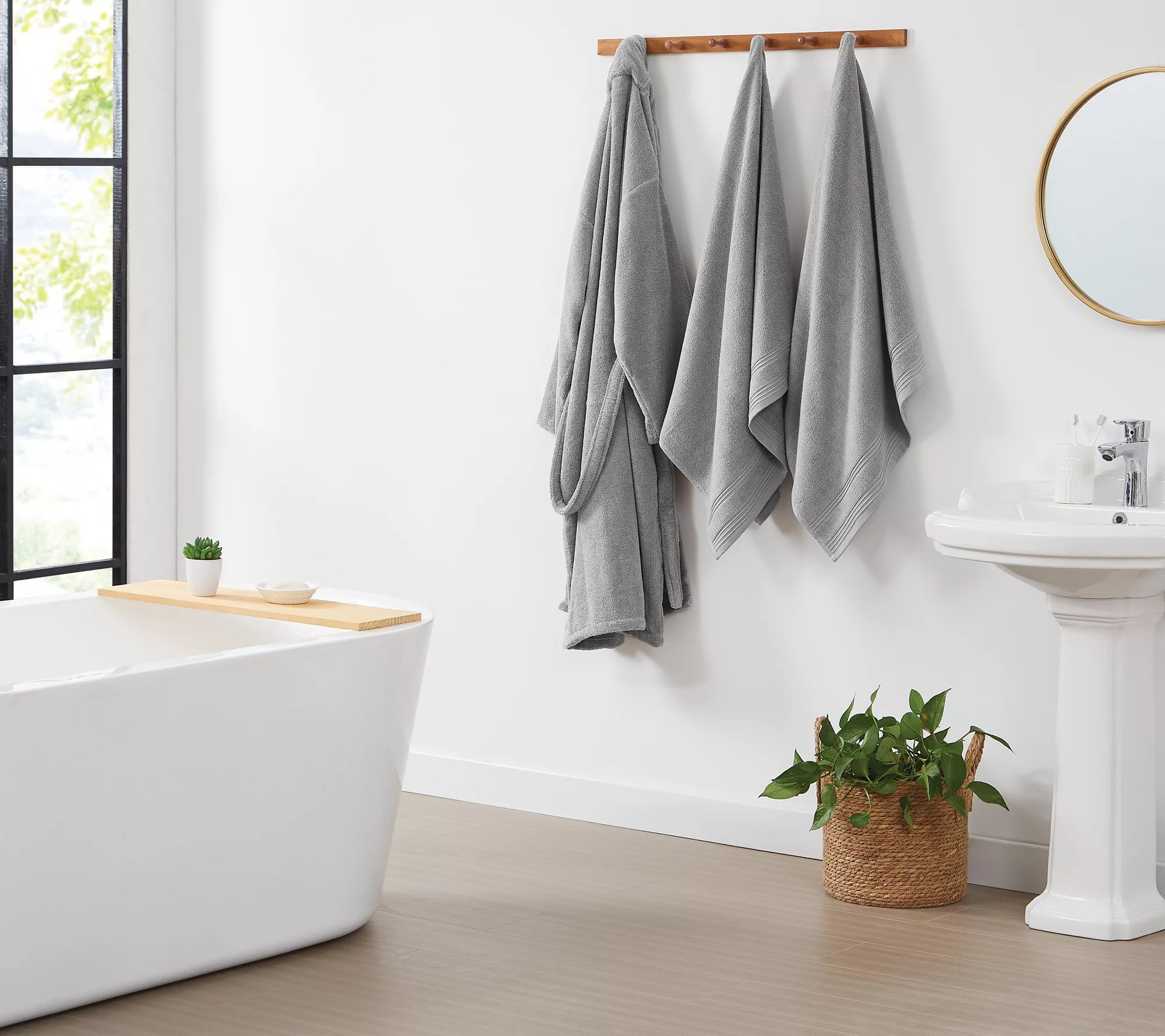 Christian Siriano NY Solid Bath Towel Set and Robe in Gift Box