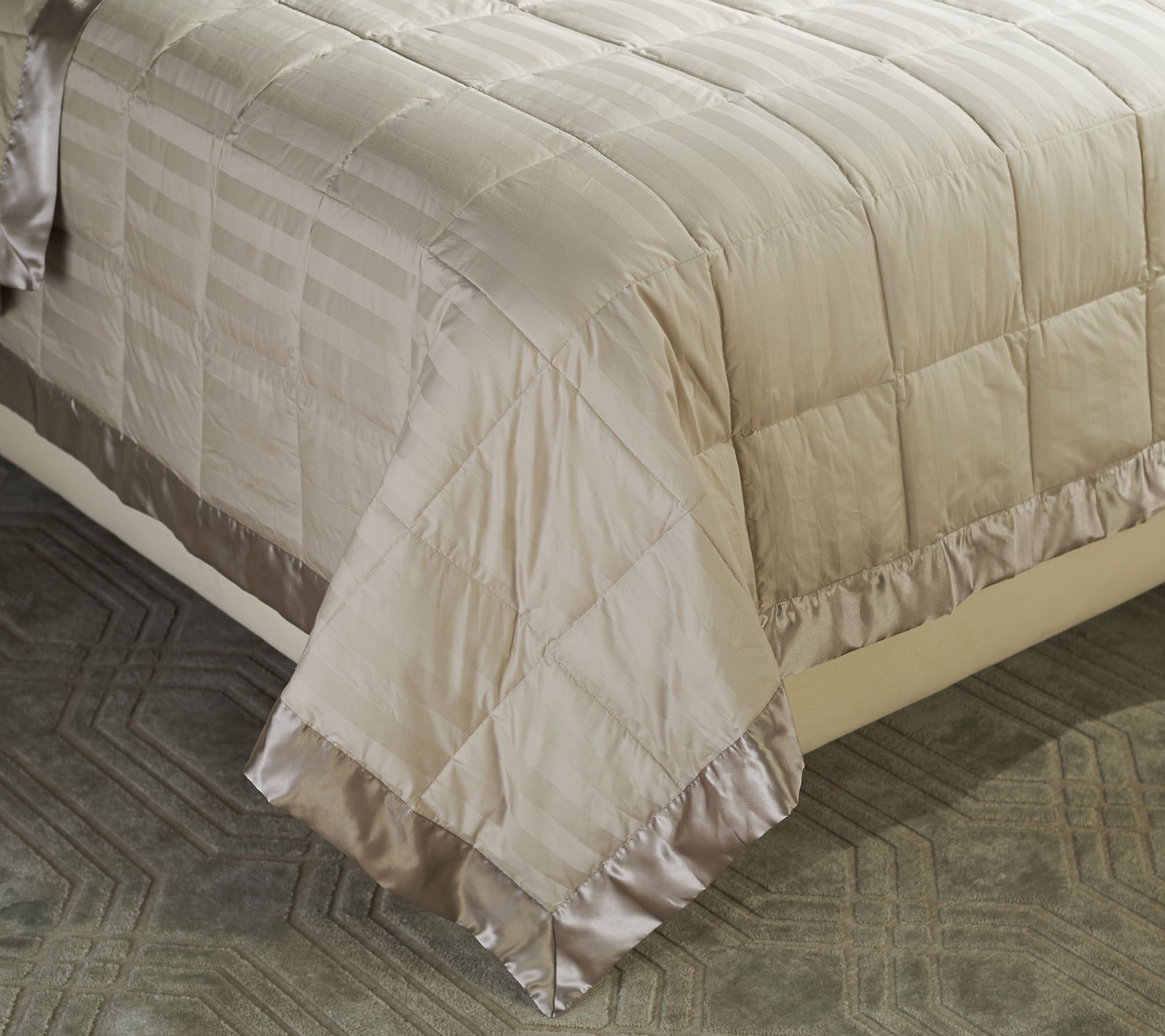 Northern Nights Reversible 400TC Cotton Dobby King Down Blanket