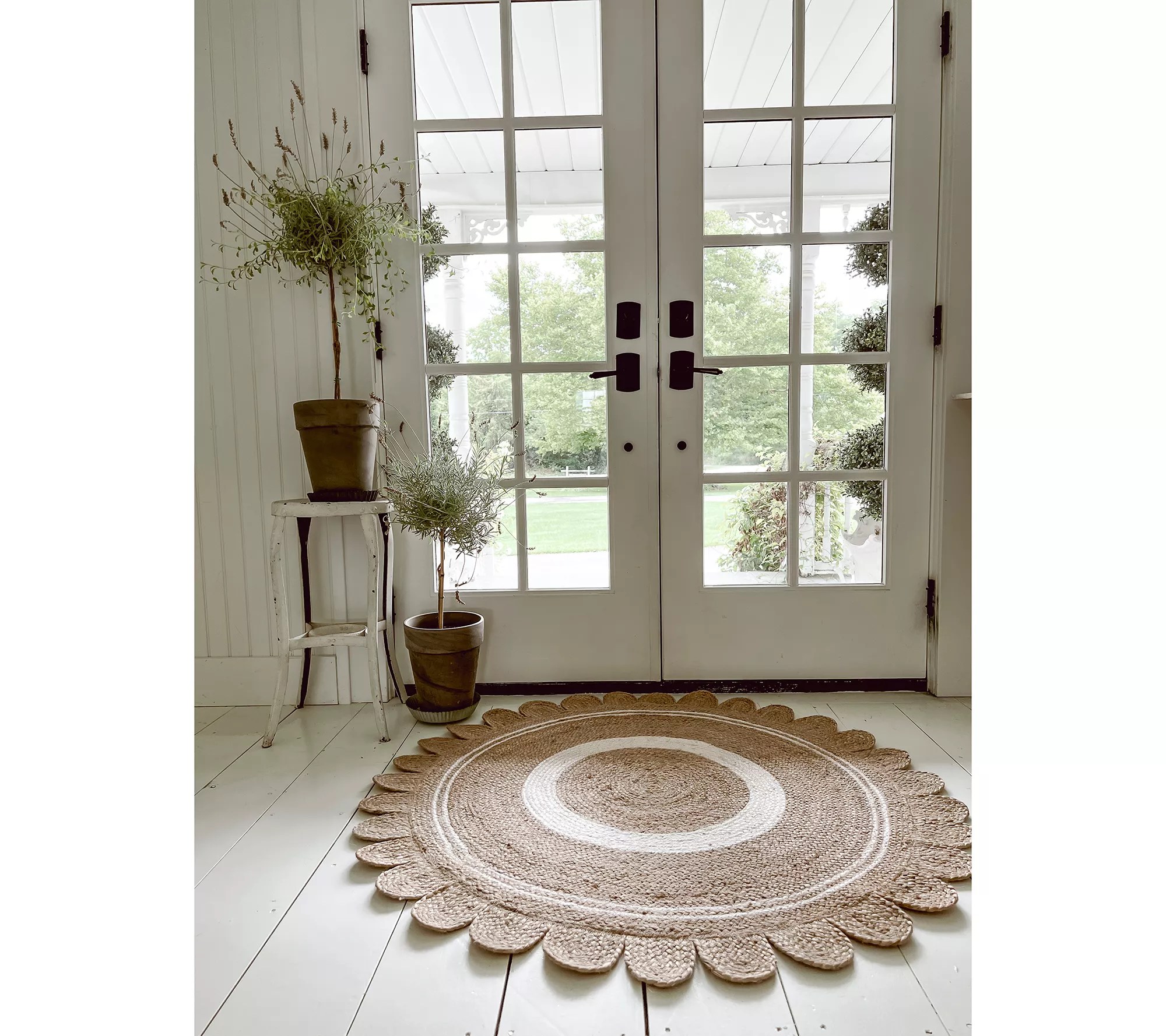 "As Is" Cozy Cottage by Liz Marie 4' Round Scalloped Edge Rug