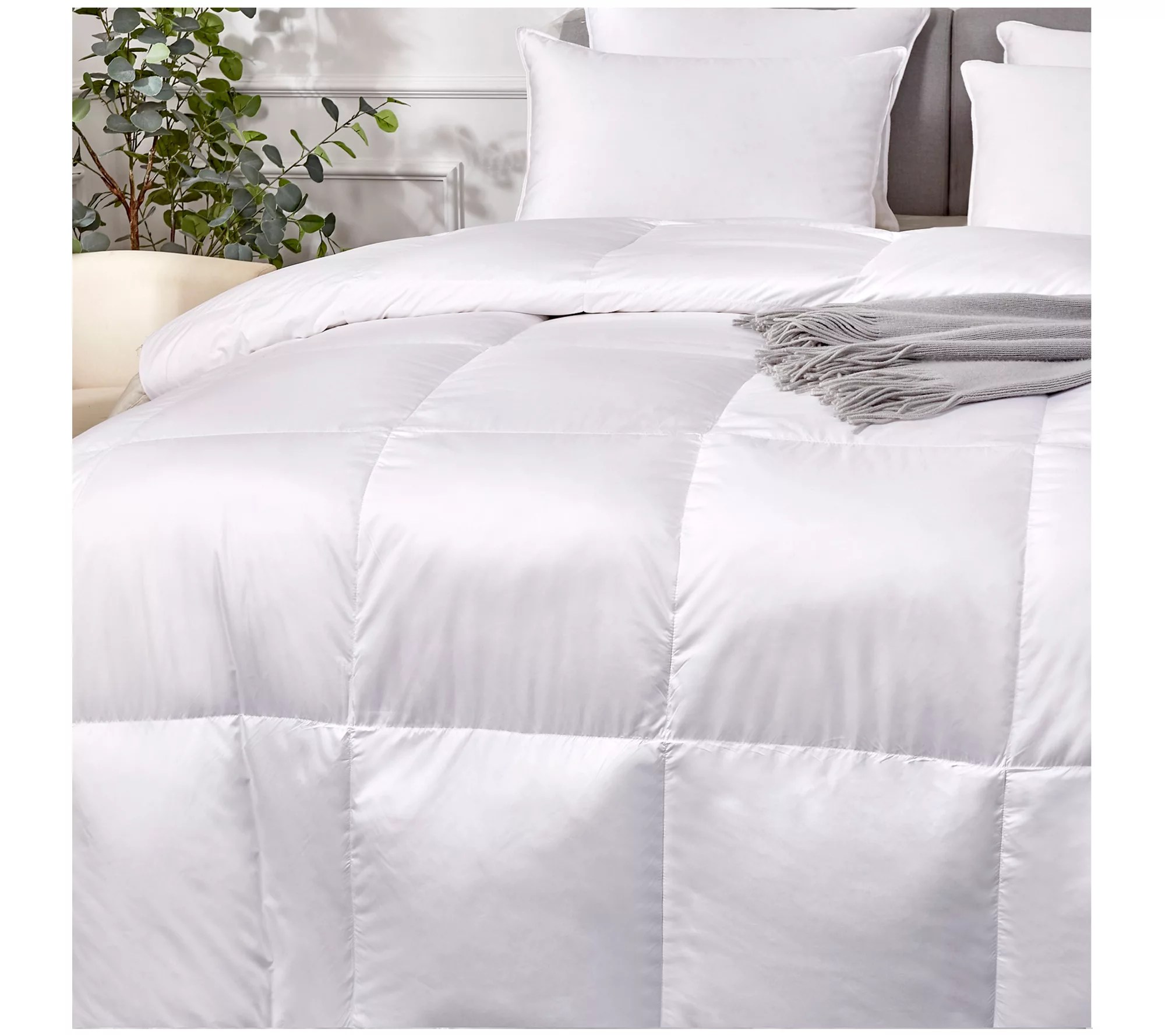 Scott Living White Down Fiber Comforter Light Warm Full/Queen
