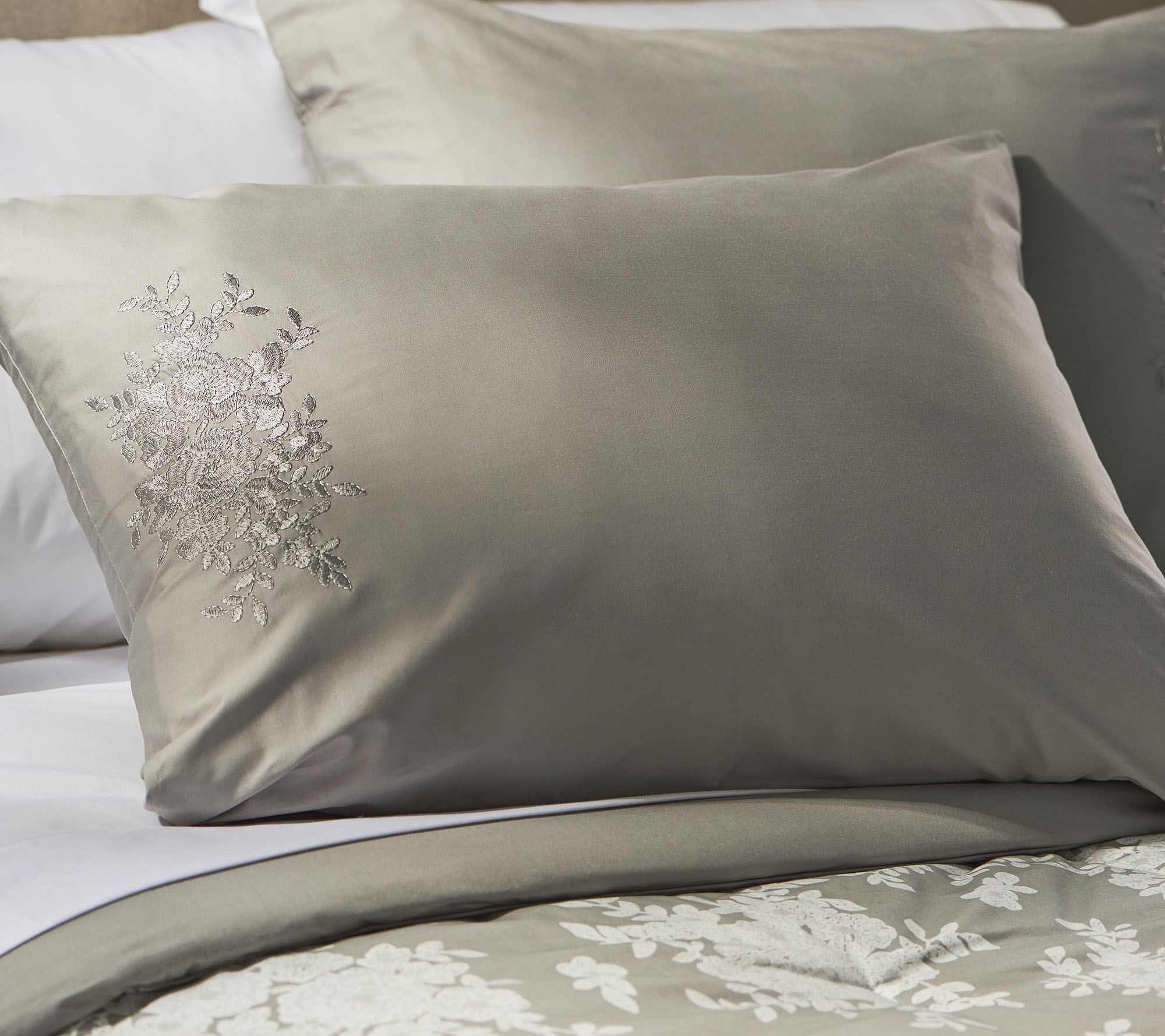 Casa ZetaJones Bouquet of Roses Cotton Queen Comforter Set